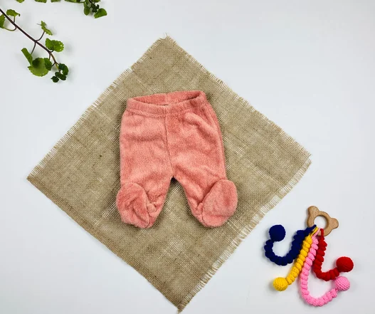 شلوار نوزادی جورآبی طرح ساده خزدار گلبهی رنگ