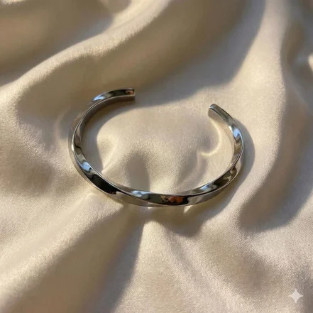 بنگل استیل مردانه مدل «پیچش» (Silver Twist) | مینیمال و رنگ ثابت