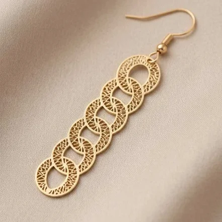 گوشواره طلا زنانه ۱۸ عیار سبک نمادار طرح زنجیری کارتیه Cartier با آویز عصایی