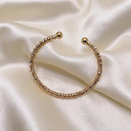 بنگل ژوپینگ طرح «خاویاری» | درخشش دانه‌دانه طلایی در قابی مینیمال